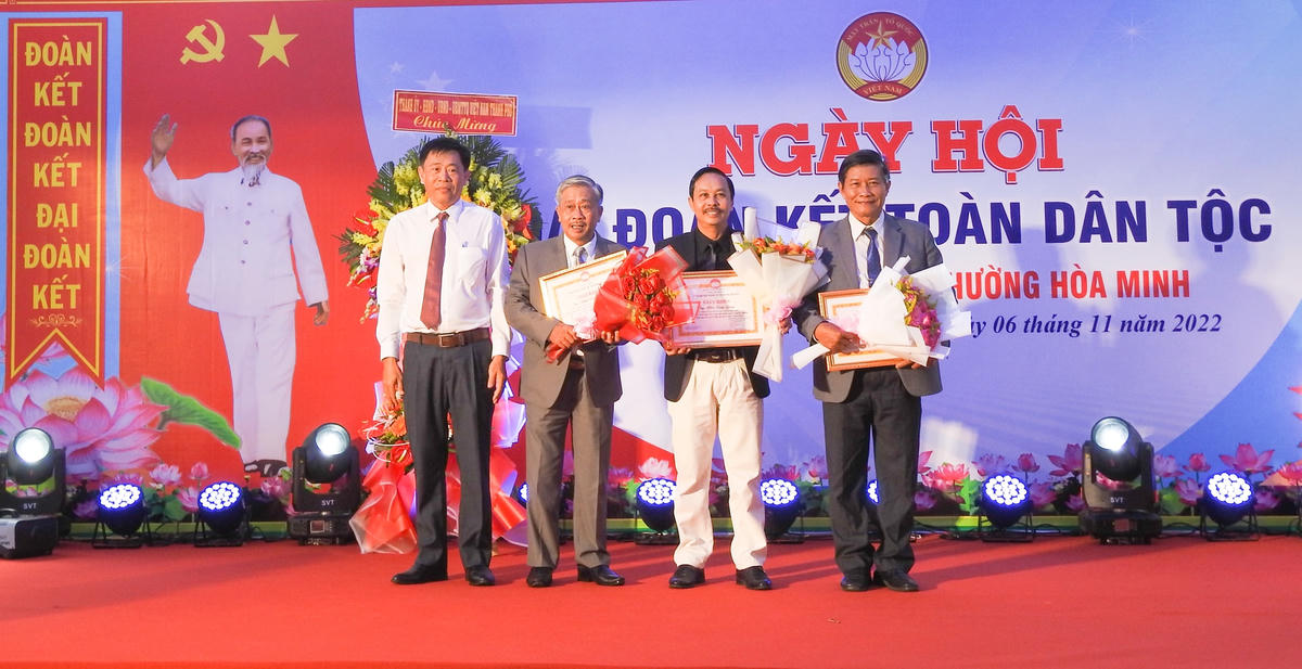 Các cá nhân tiêu biểu nhận Bằng khen của chính quyền và Mặt trận tại Ngày hội. Ảnh: Thanh Tùng.