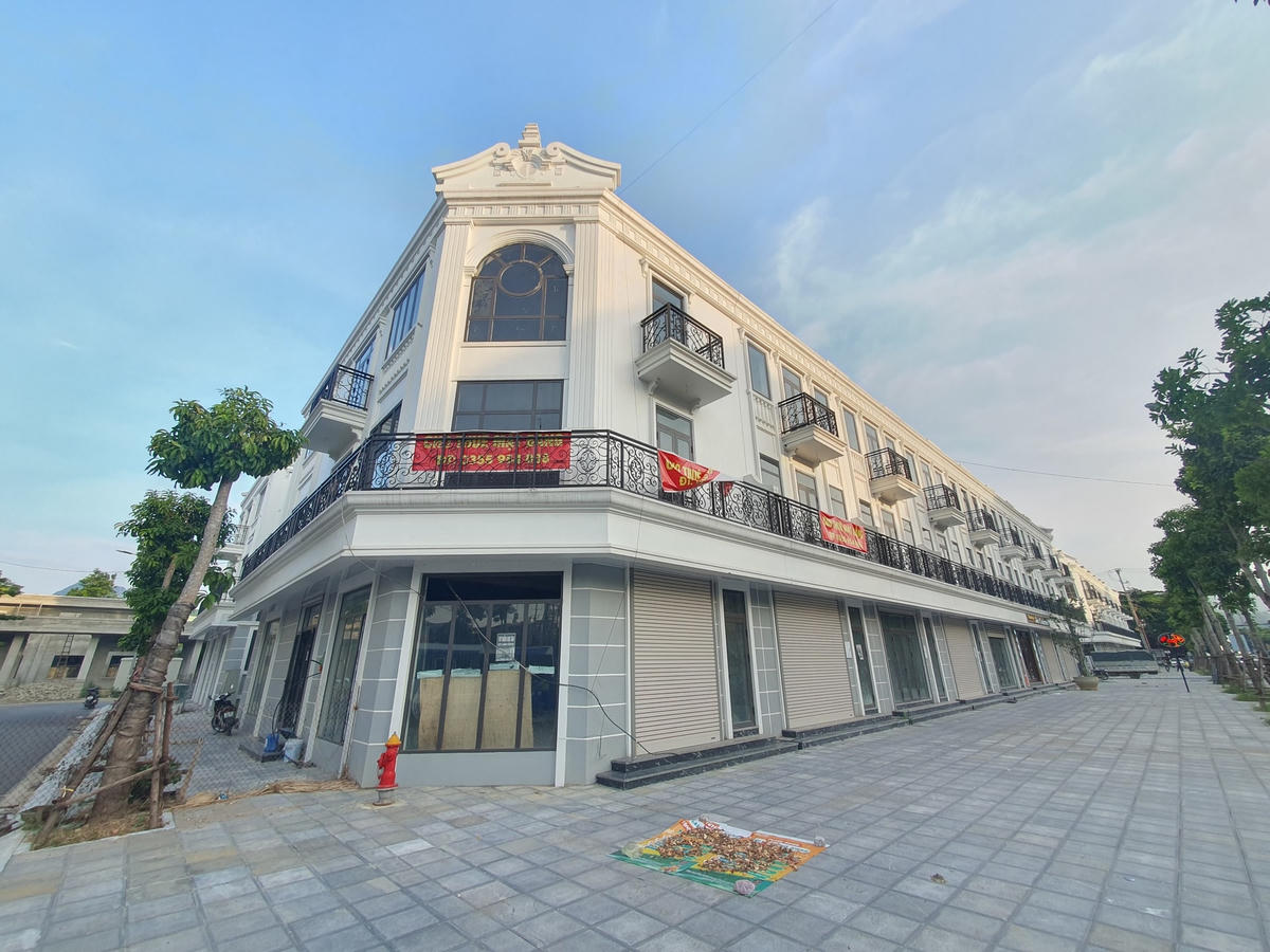 Do chưa có người thuê nên khung cảnh trở nên vắng vẻ, đa số các căn shophouse tại đây đều đóng kín.