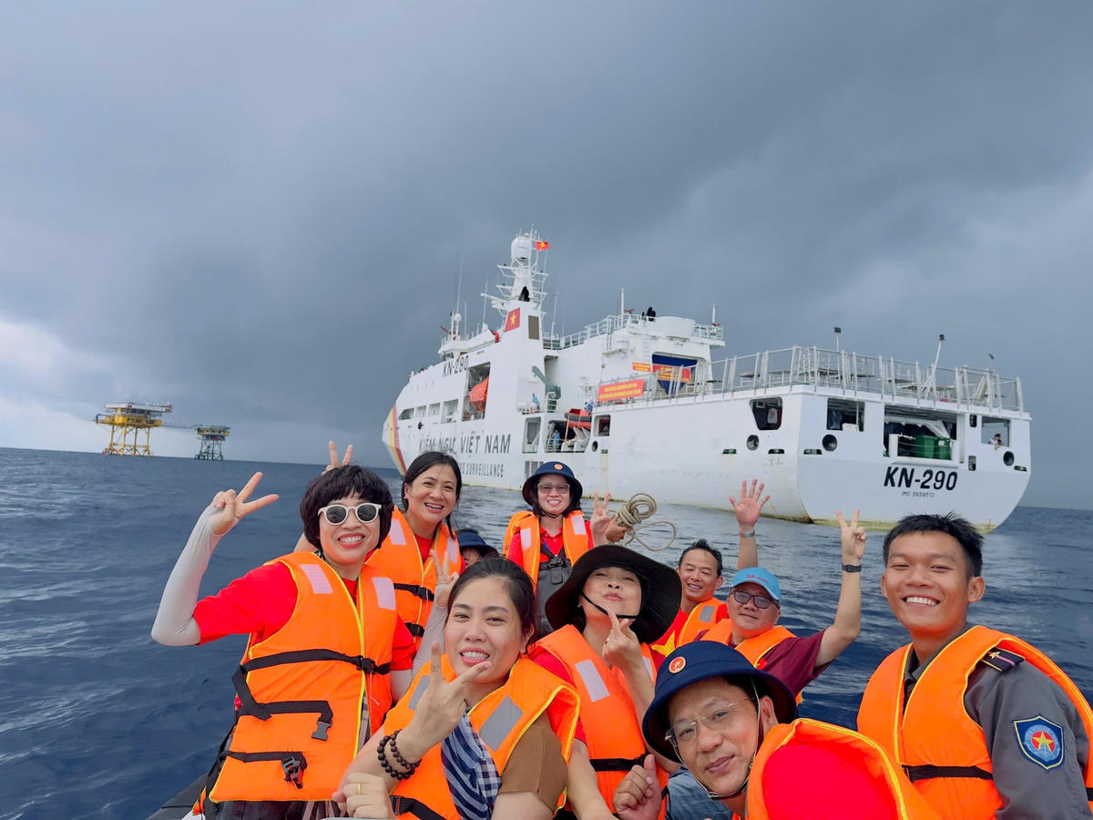 nha van Phong Diep va cac dong nghiep tai Truong Sa