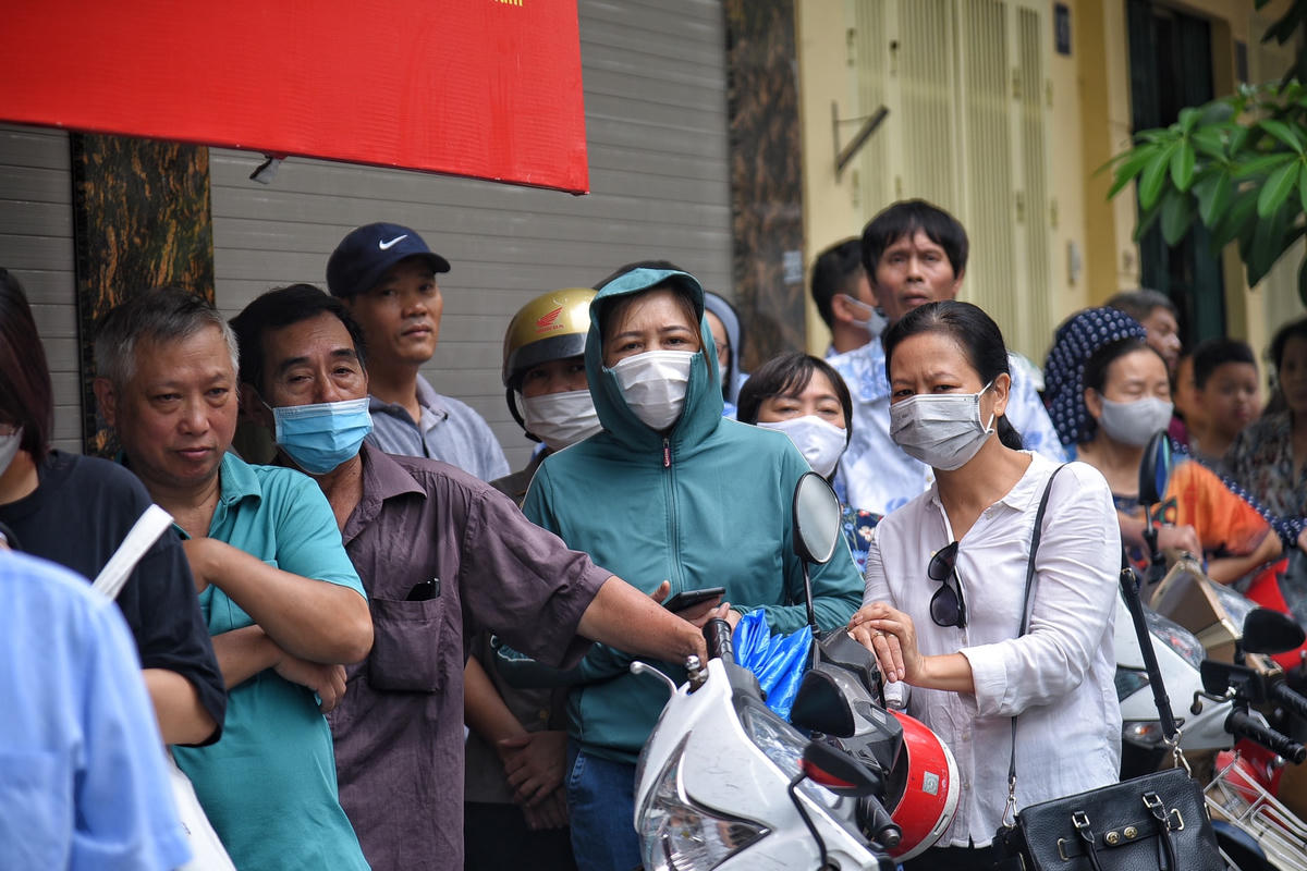 "Tôi đứng xếp hàng gần một tiếng đồng hồ nhưng vẫn chưa đến lượt. Tuy nhiên, do bánh ngon nên tôi vẫn cố gắng đợi thêm để mua về làm quà cho gia đình", cô Hoa chia sẻ.