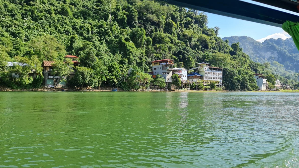 Xung quanh hồ có rất nhiều cơ sở lưu trú, nhiều nhất là các cơ sở lưu trú dạng Homestay; nhiều Homestay nằm sát, nhìn ra mặt hồ.