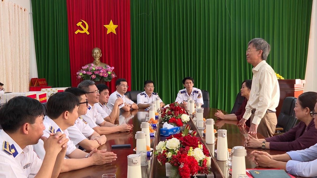 Đoàn y bác sĩ TP HCM thăm các cán bộ, chiến sĩ Tại Hải đội 33, Vùng cảnh sát biển 3. (Ảnh: Hồ Lê).