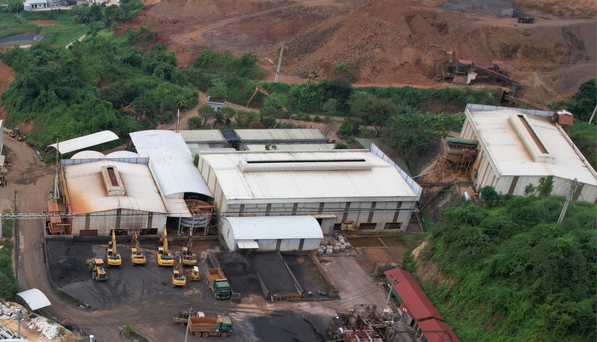 Máy móc không hoạt động, cạnh đó là những đống quặng. Ảnh: Ngô Hùng