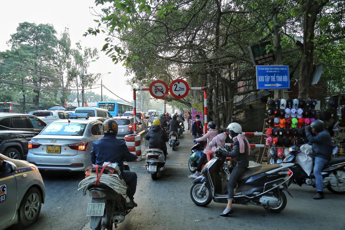 Các phương tiện di chuyển dễ dàng sau khi cầu tạm được thông xe.