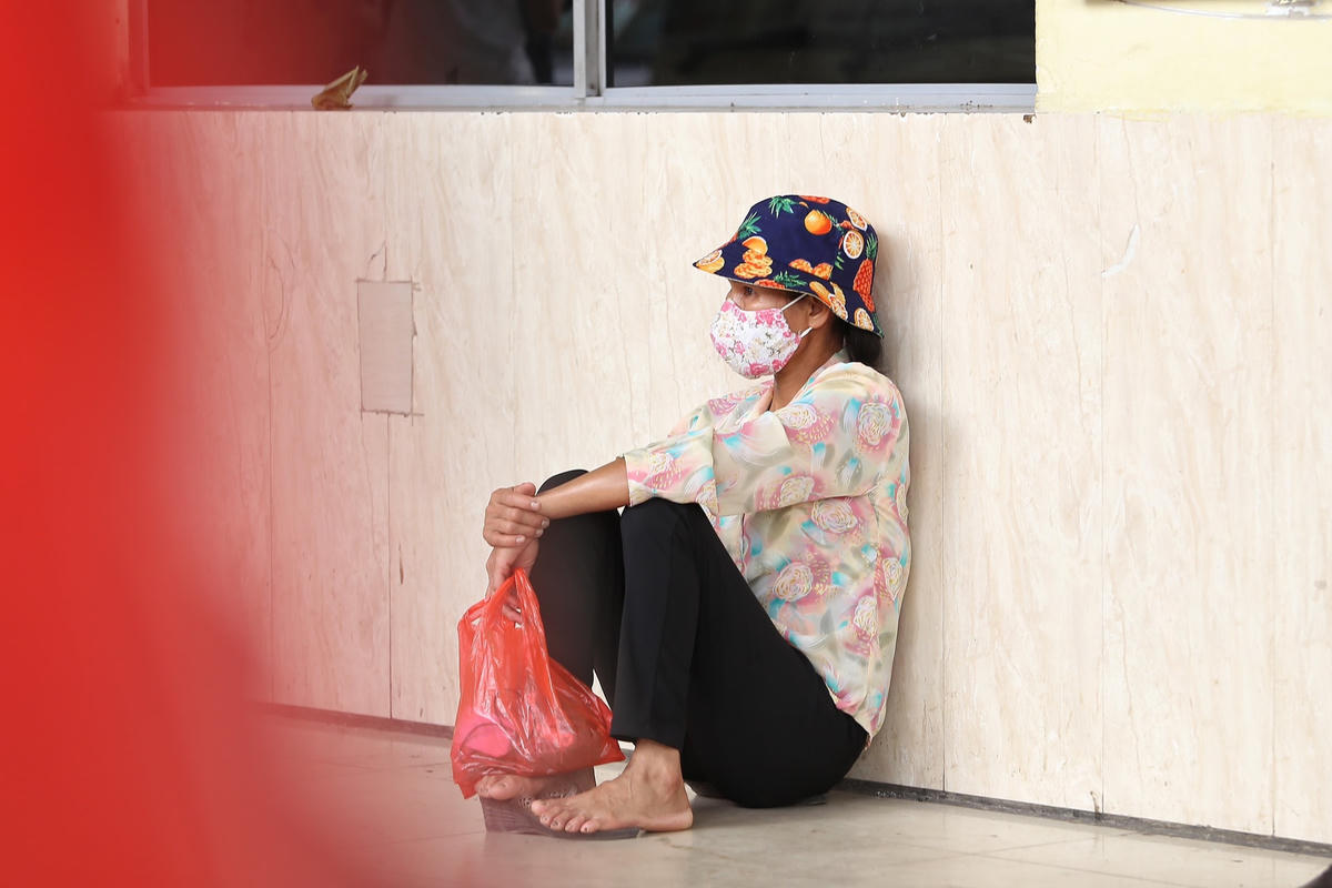 Nhiều người đến bến sớm để tránh tình trạng quá tải trong giờ cao điểm.