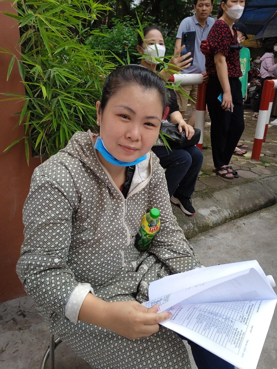 Chị Thúy ngồi chờ con thi tại điểm thi trường THPT  Trương Định. Chị cho biết con làm bài môn ngữ văn tốt, đề thi phổ thông, vào thơ nên cũng dễ liên hệ. Gia đình định hướng con đăng ký nguyện vọng 1 vào trường Trương Định và cũng tự tin với lực học 3 năm học sinh giỏi, 1 năm học sinh khá của con sẽ đỗ được vào trường.