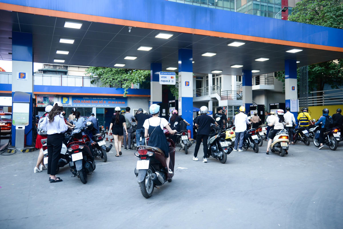 Theo sự điều chỉnh của liên Bộ Công Thương - Tài chính, hiện nay mỗi lít xăng E5 RON 92 tăng 1.490 đồng, RON 95 tăng 1.550 đồng, dầu diesel và dầu hoả đắt thêm lần lượt 1.120 đồng và 1.340 đồng. Mức giá xăng RON 95 đã lên đến 29.980 đồng một lít, cao nhất từ trước tới nay.Buổi chiều ngày 11/5 , hàng loạt cây xăng trên địa bàn các quận trong thành phố Hà Nội đều xảy ra tình trạng người dân đổ xô đi đổ xăng, khiến các cây xăng luôn trong tình trạng quá tải.