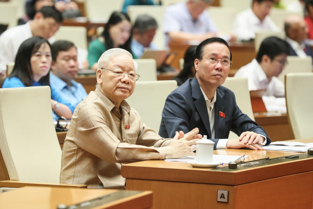 Tổng Bí thư Nguyễn Phú Trọng và Chủ tịch nước Võ Văn Thưởng nghe các ĐBQH phát biểu. Ảnh: Quang Vinh.
