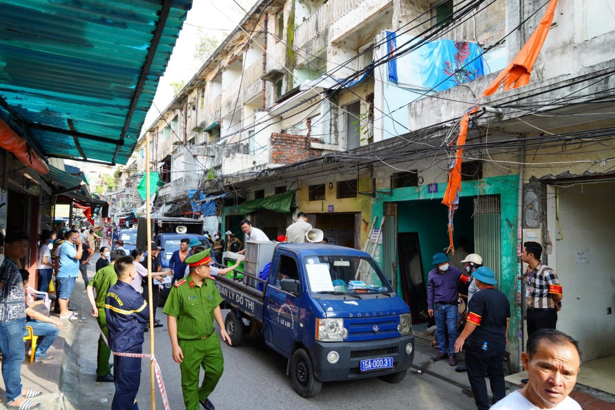 Lực lượng chức năng thực hiện cưỡng chế, di chuyển 19 hộ tại chung cư cũ ngõ 47 Lê Lai (phường Máy Chai, quận Ngô Quyền, Hải Phòng)