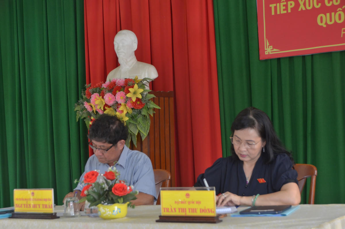 Ông Nguyễn Huy Thái, Phó trưởng đoàn chuyên trách ĐBQH tỉnh và bà Trần Thị Thu Đông, Phó chủ tịch Liên hiệp các Hội Văn học Nghệ thuật Việt Nam, Chủ tịch Hội nhiếp ảnh Việt Nam, ĐBQH tỉnh Bạc Liêu tiếp xúc cử tri ở phường 1, TX Giá Rai. 