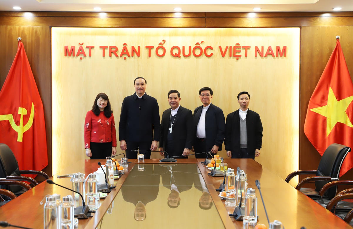 Phó Chủ tịch Phùng Khánh Tài cùng các đại biểu chụp ảnh lưu niệm.