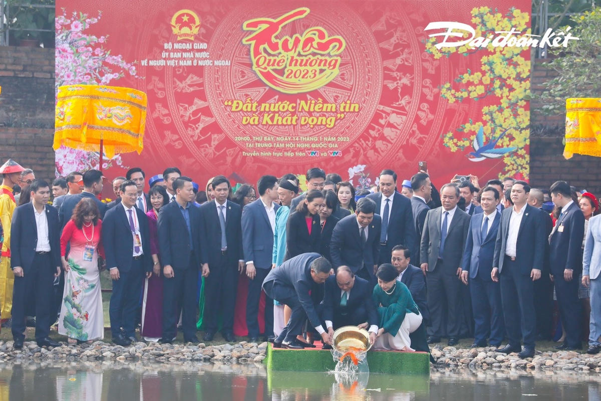 Sau khi tiến hành lễ dâng hương tại Điện Kính Thiên, Chủ tịch nước chủ trì nghi lễ thả cá chép truyền thống tại Hồ Sen - dấu tích dòng sông cổ trong khu di tích Hoàng thành Thăng Long. Ảnh: Quang Vinh.