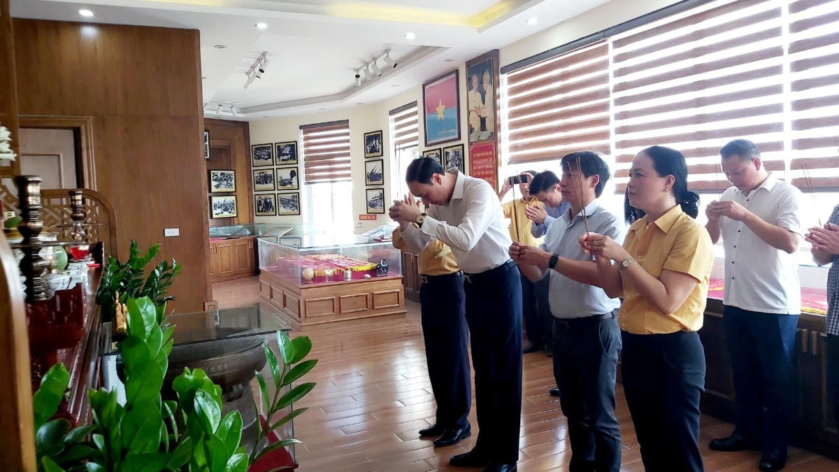 Trước đó, Phó Chủ tịch Phùng Khánh Tài và Đoàn công tác thắp hương tại Phòng Truyền thống của Ủy ban MTTQ tỉnh Nghệ An.