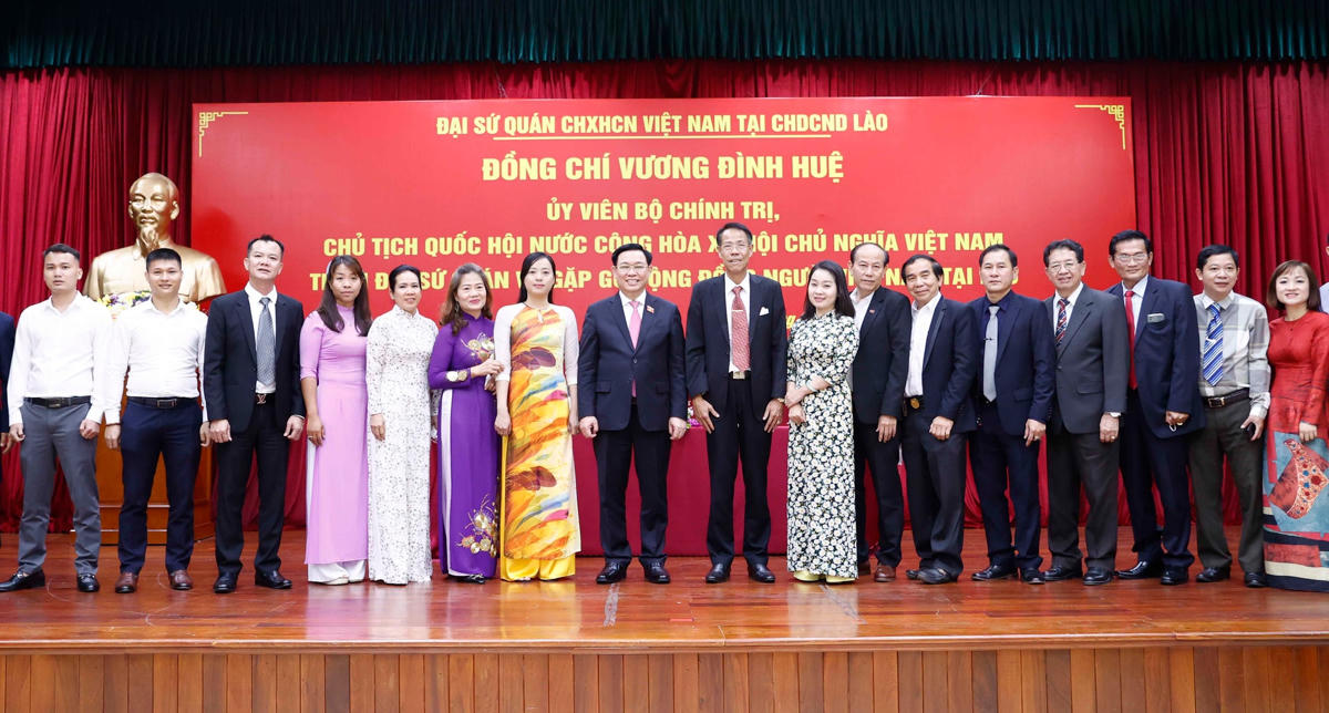 Chụp ảnh lưu niệm cùng bà con cộng đồng.