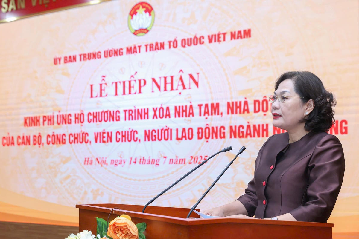 Bà Nguyễn Thị Hồng, Thống đốc Ngân hàng Nhà nước Việt Nam phát biểu tại lễ tiếp nhận. Ảnh: Quang Vinh