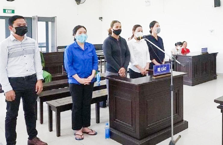 Các bị cáo tại phiên tòa xét xử về tội cho vay nặng lãi trong giao dịch dân sự ngày 23/8.