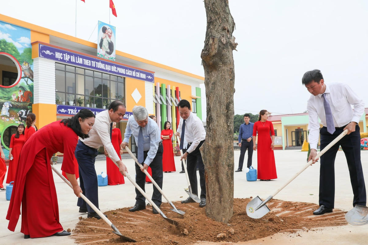 Chủ tịch Đỗ Văn Chiến trồng cây lưu niệm trong khuôn viên nhà trường.