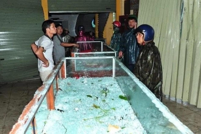 Nhiều của hàng ở tỉnh Quảng Trị bị sập, tốc mái trong trận lốc xoáy chiều ngày 27/9.