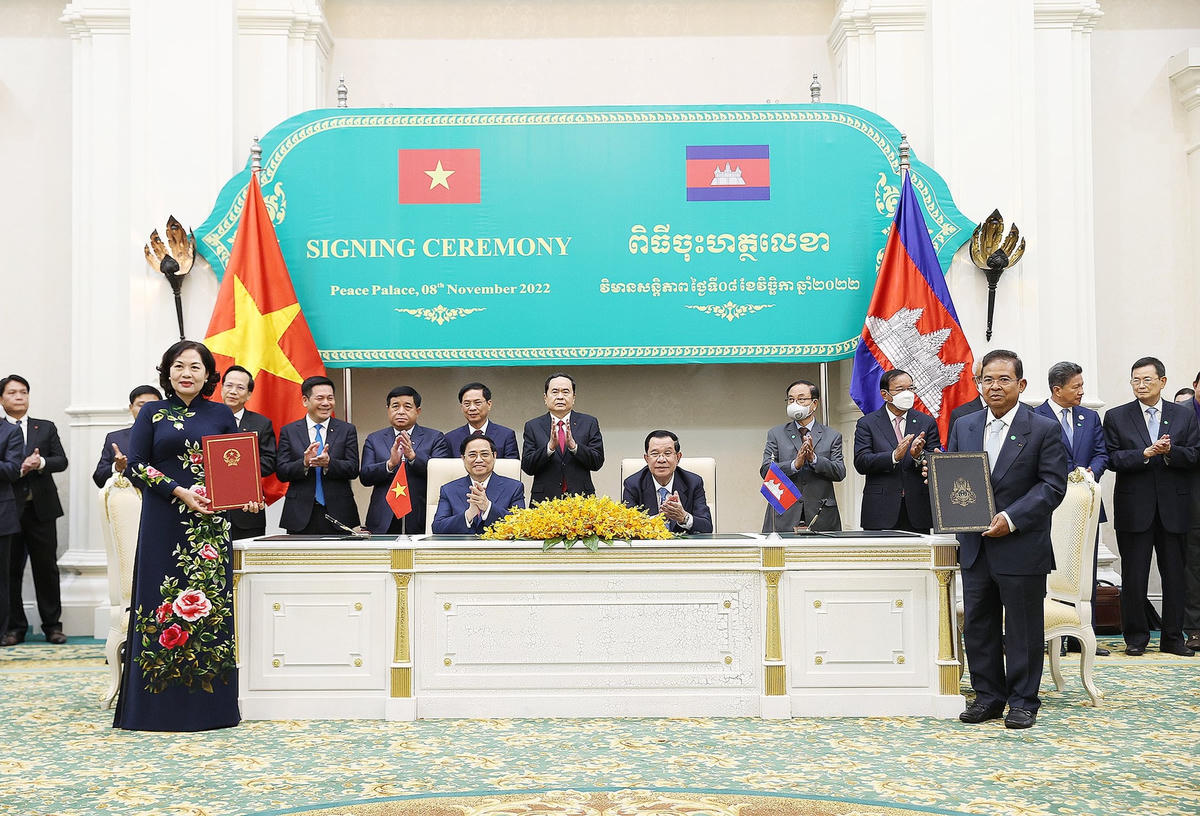 Hai Thủ tướng chứng kiến Lễ ký kết văn kiện giữa hai nước. Ảnh: VGP/Nhật Bắc.