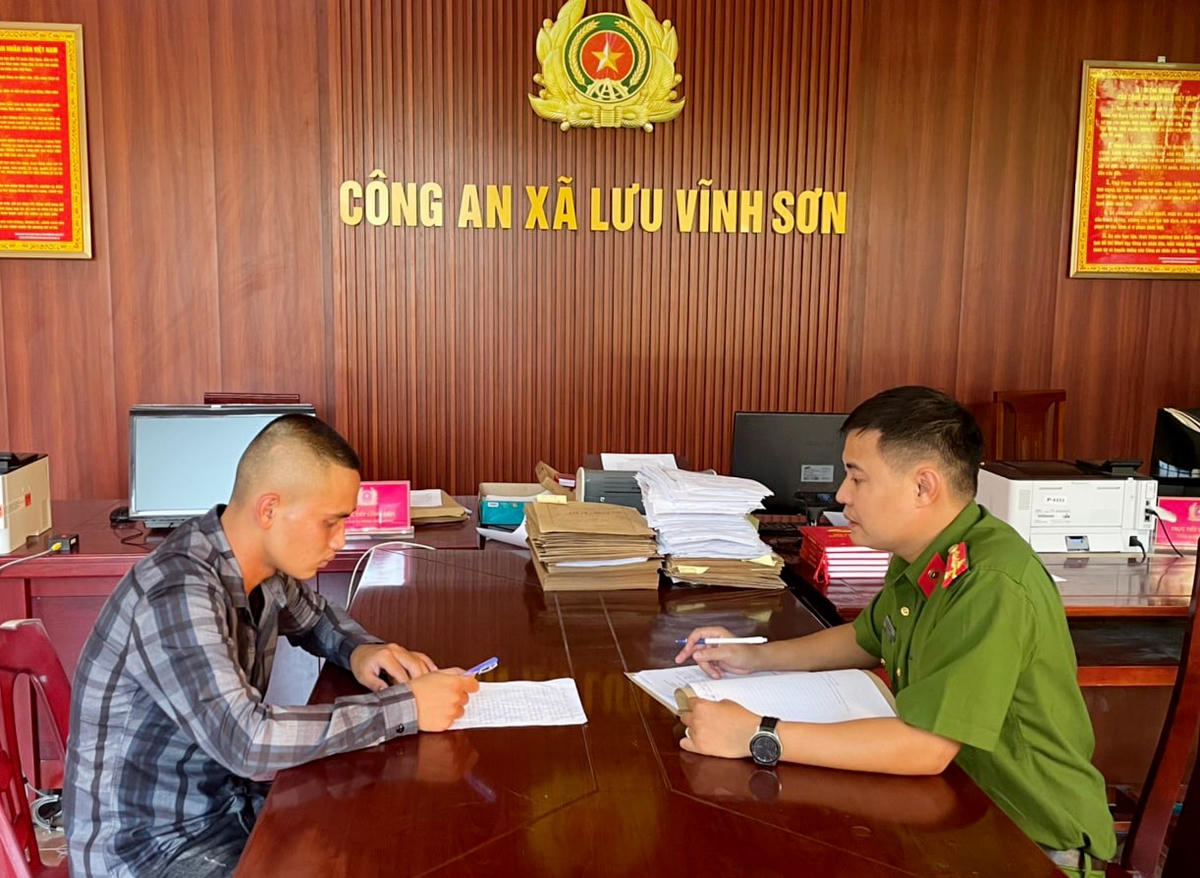 Công an xã Lưu Vĩnh Sơn xác định Phan Đăng Lương chính là thủ phạm thực hiện nhiều vụ trộm tại cửa hàng tạp hoá. 
