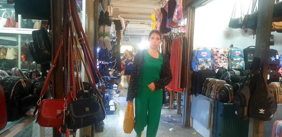 Chị X, chủ 1 kiot bán đồ va li, túi xách, cho biết: “Cả tuần không có khách mua là chuyện rất bình thường. Ở nhà cũng không có việc gì làm, nên chị em chúng tôi đến chợ mở cửa xong ngồi tán chuyện cho qua ngày”.