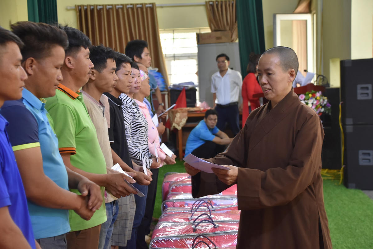 Từng suất quà được trao đến tận tay bà con xã Tân Thượng.