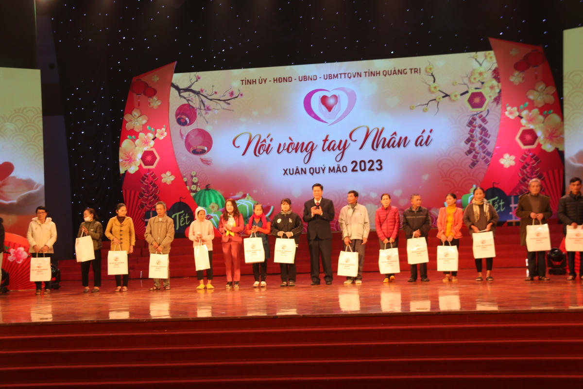 Lãnh đạo tỉnh Quảng Trị trao biểu trưng nhà Đại đoàn kết, trao quà cho các hộ nghèo, hộ có hoàn cảnh khó khăn trên địa bàn tỉnh.