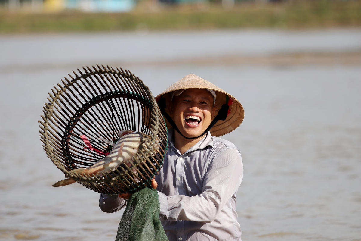 Niềm vui của "nơm thủ" khi săn được con cá mè khoảng 3 kg.