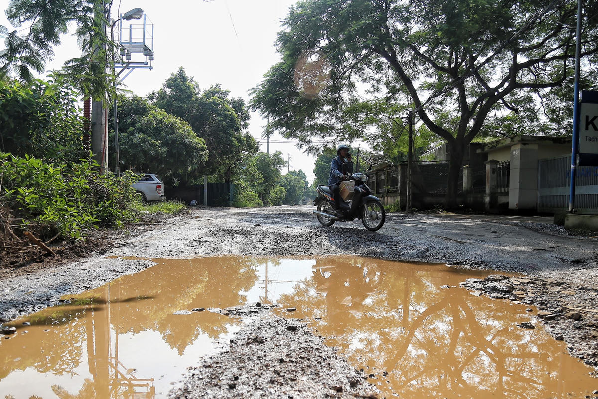 Theo ghi nhận của PV Đại Đoàn Kết Online, một đoạn đường dài gần 1 km hướng từ Quốc lộ 6 rẽ vào Trường Đại học Thể dục Thể thao xuất hiện nhiều vị trí xuống cấp nghiêm trọng. Đơn cử đoạn từ Bãi Phượng đi qua Cụm công nghiệp Biên Giang xuất hiện nhiều hố lớn, mặt đường gồ ghề, đọng nước gây mất an toàn giao thông.