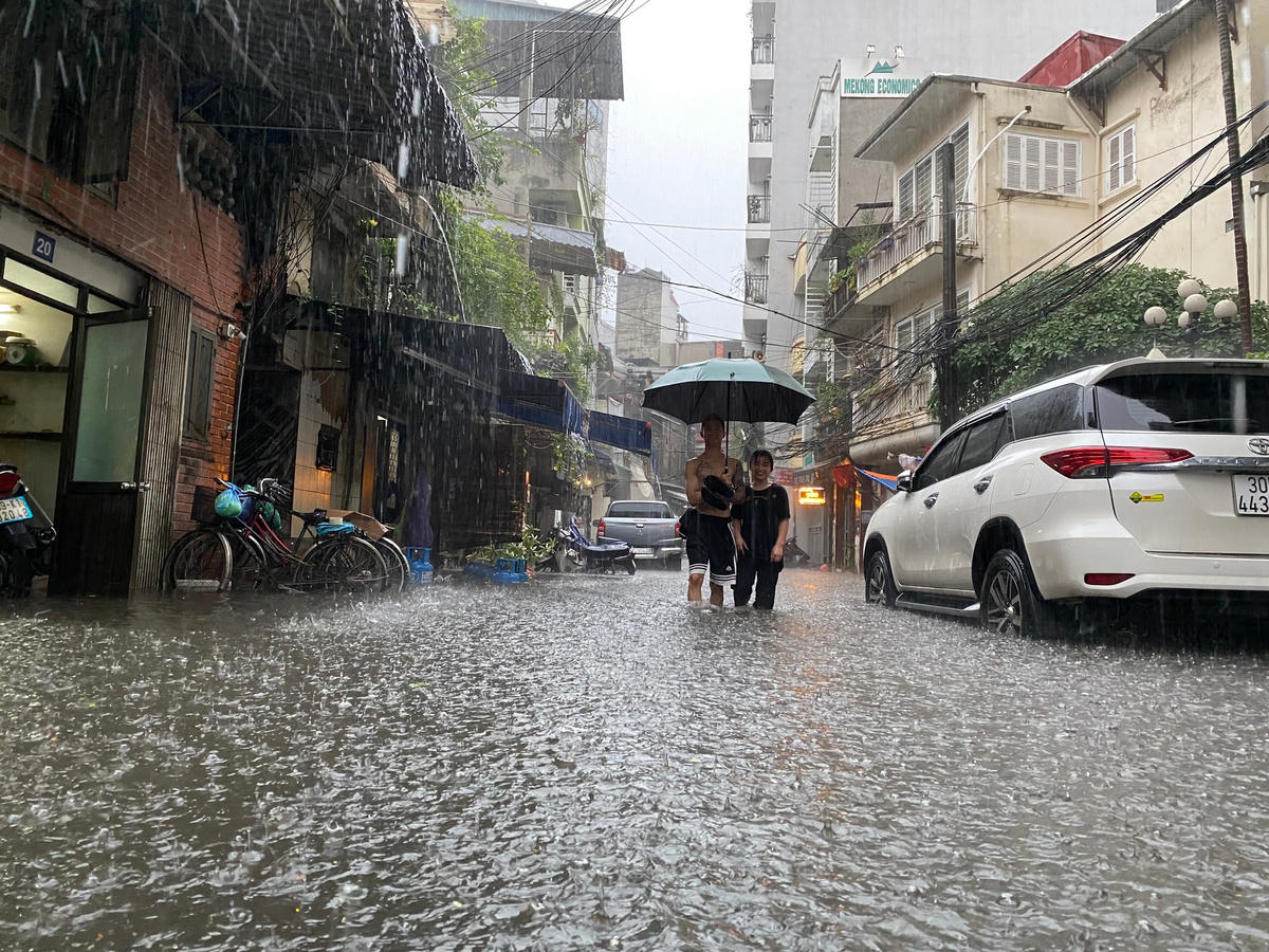 'Cơn mưa bất chợt', đường Hà Nội ngập nửa bánh xe máy