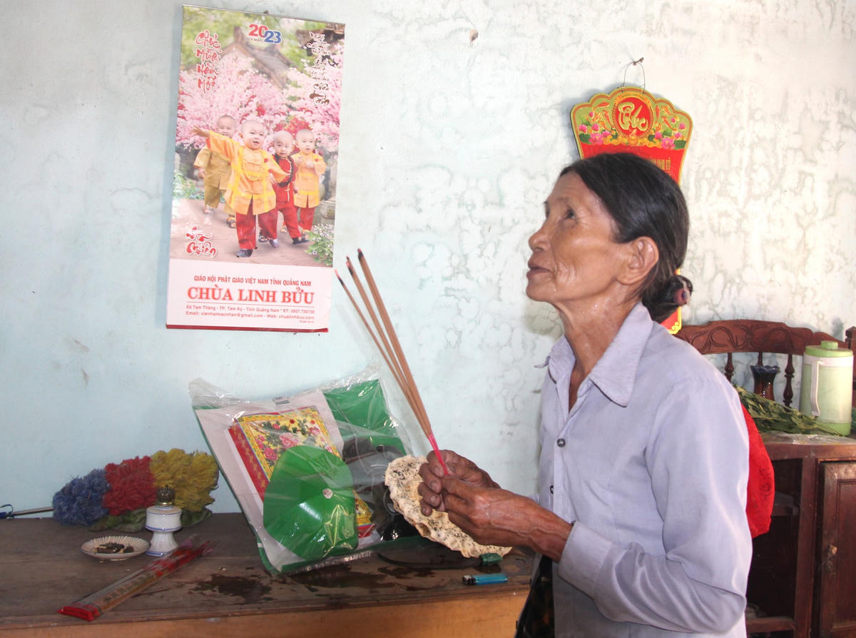 Bà Lâm thắp hương tưởng nhớ đến người cha đã hy sinh của bà.