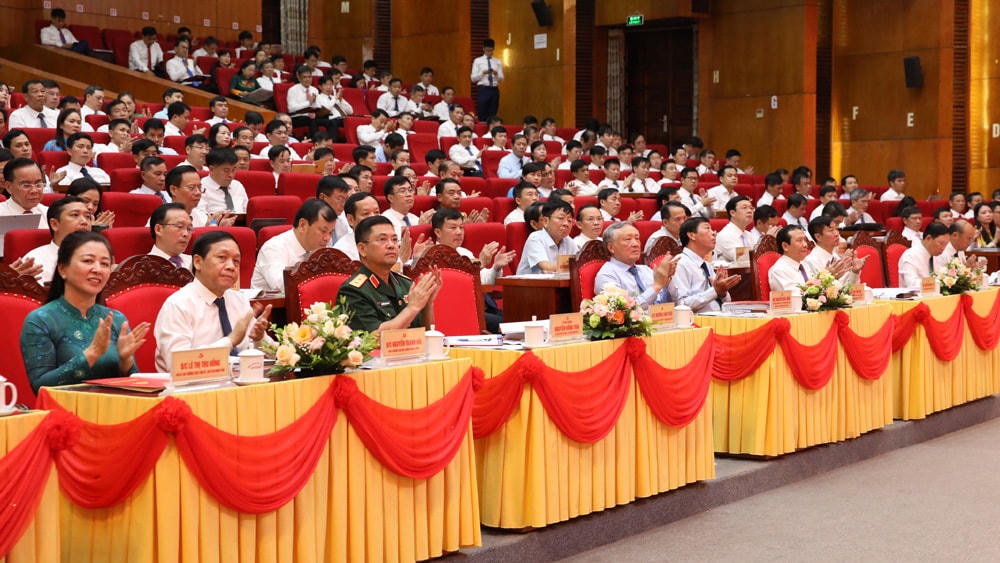Các đại biểu dự Hội nghị sơ kết.