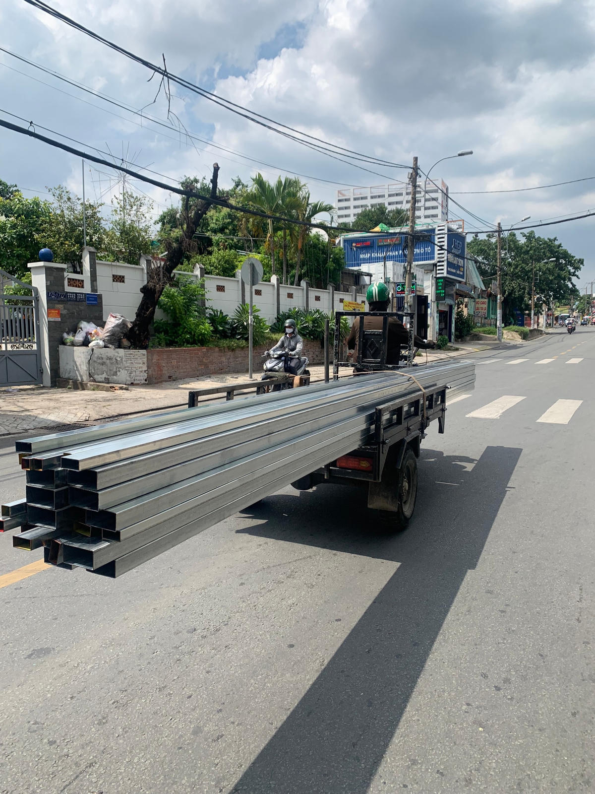 Nhiều xà gồ thép dài được xe 3 bánh chuyên chở trên đường Kha Vạn Cân, TP Thủ Đức, TP Hồ Chí Minh.