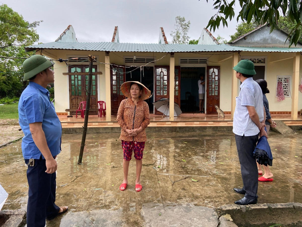 Hơn 60 nhà ở, công trình phụ, hàng quán, nhà sinh hoạt cộng đồng tại các xã Triệu Ái, Triệu Trạch (huyện Triệu Phong) tốc mái.