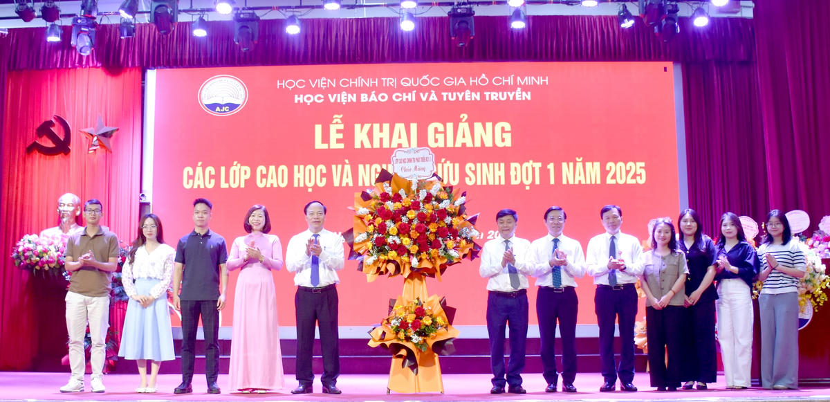 Lớp cao học Chính trị phát triển khóa 31 đợt 1 năm 2025 tặng hoa chúc mừng và chụp ảnh lưu niệm với các thầy cô giáo Nhà trường.