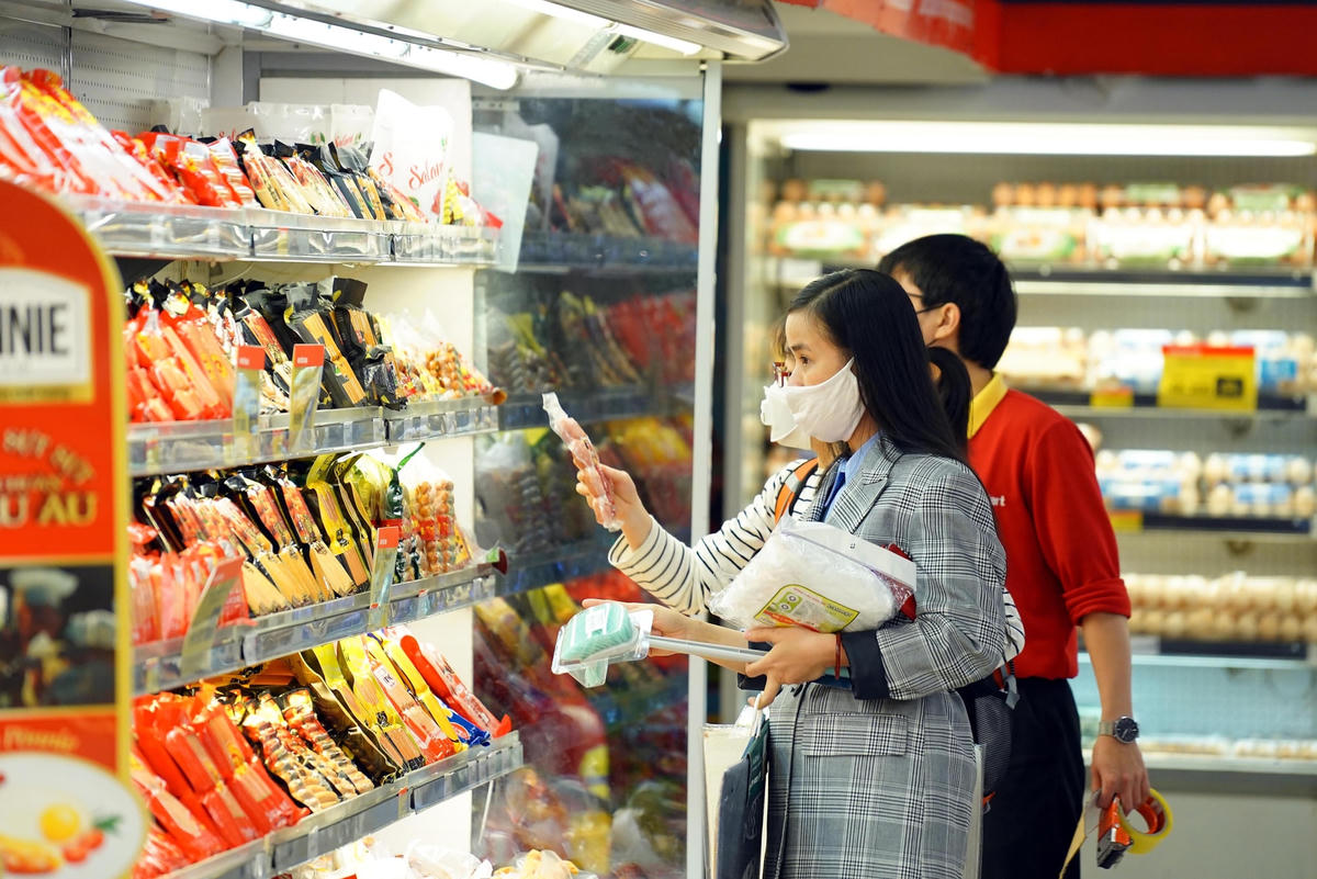 Các doanh nghiệp bán lẻ nội tiếp tục mở rộng thị phần để giữ vững sân nhà. Ảnh: Quang Vinh.