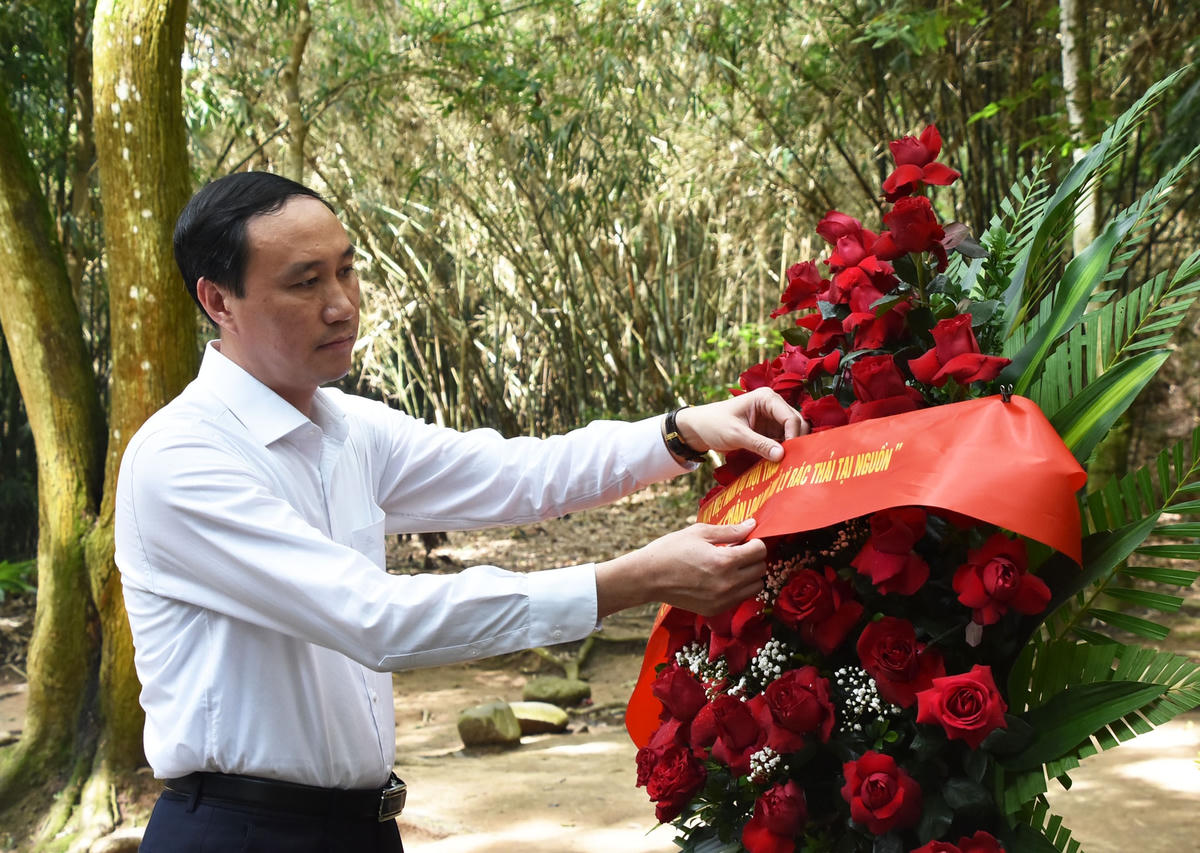 Phó Chủ tịch Phùng Khánh Tài khảo sát một số mô hình xử lý rác thải tại Tuyên Quang