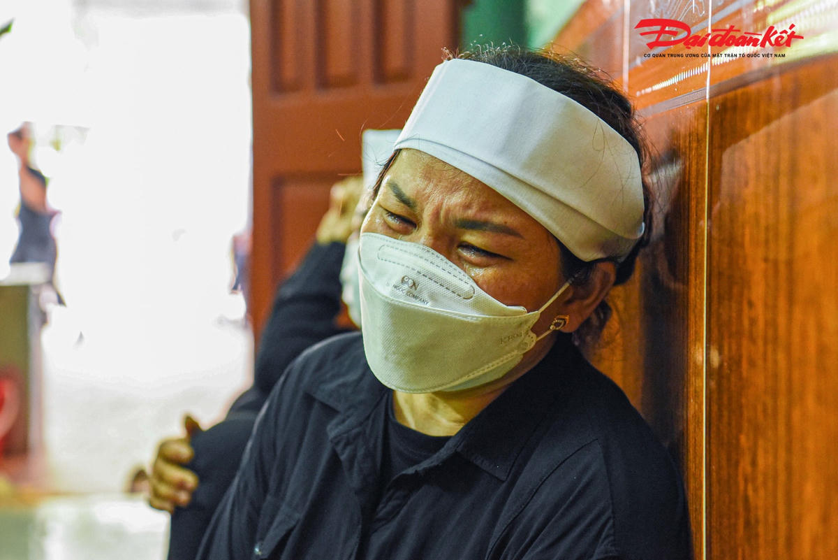 Chứng kiến cảnh người đầu bạc tiễn kẻ đầu xanh, nhiều người không kìm được nước mắt.