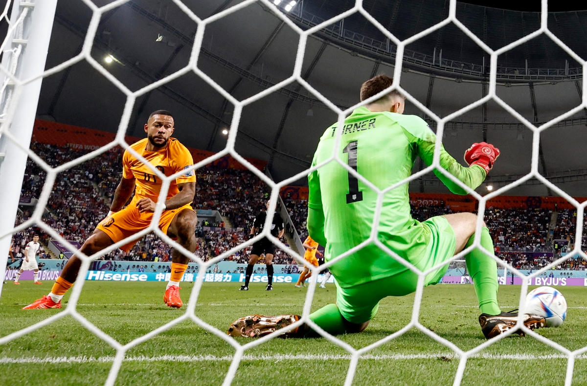 Depay bỏ lỡ cơ hội nâng tỷ số cho Hà Lan.