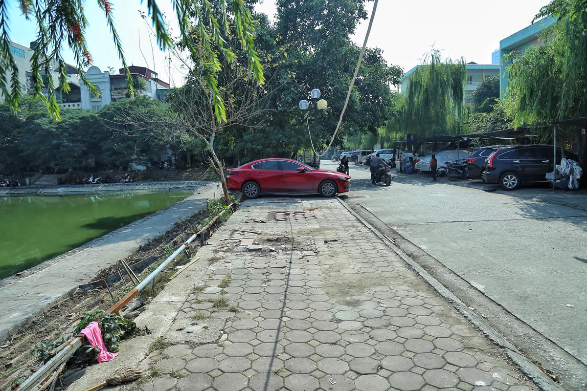 Ngay sau khi tháo dỡ, vỉa hè hồ Đầm Khê đã được trao trả lại để người dân dễ dàng đi lại.