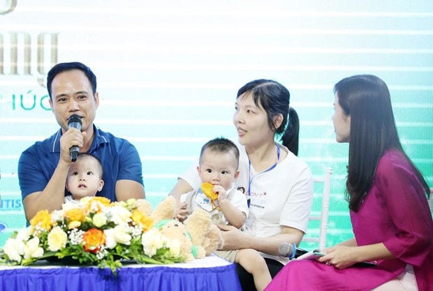 Vợ chồng anh Lê Anh Tuấn và chị Trần Thị Xuân Thùy chia sẻ niềm vui tại chương trình.  