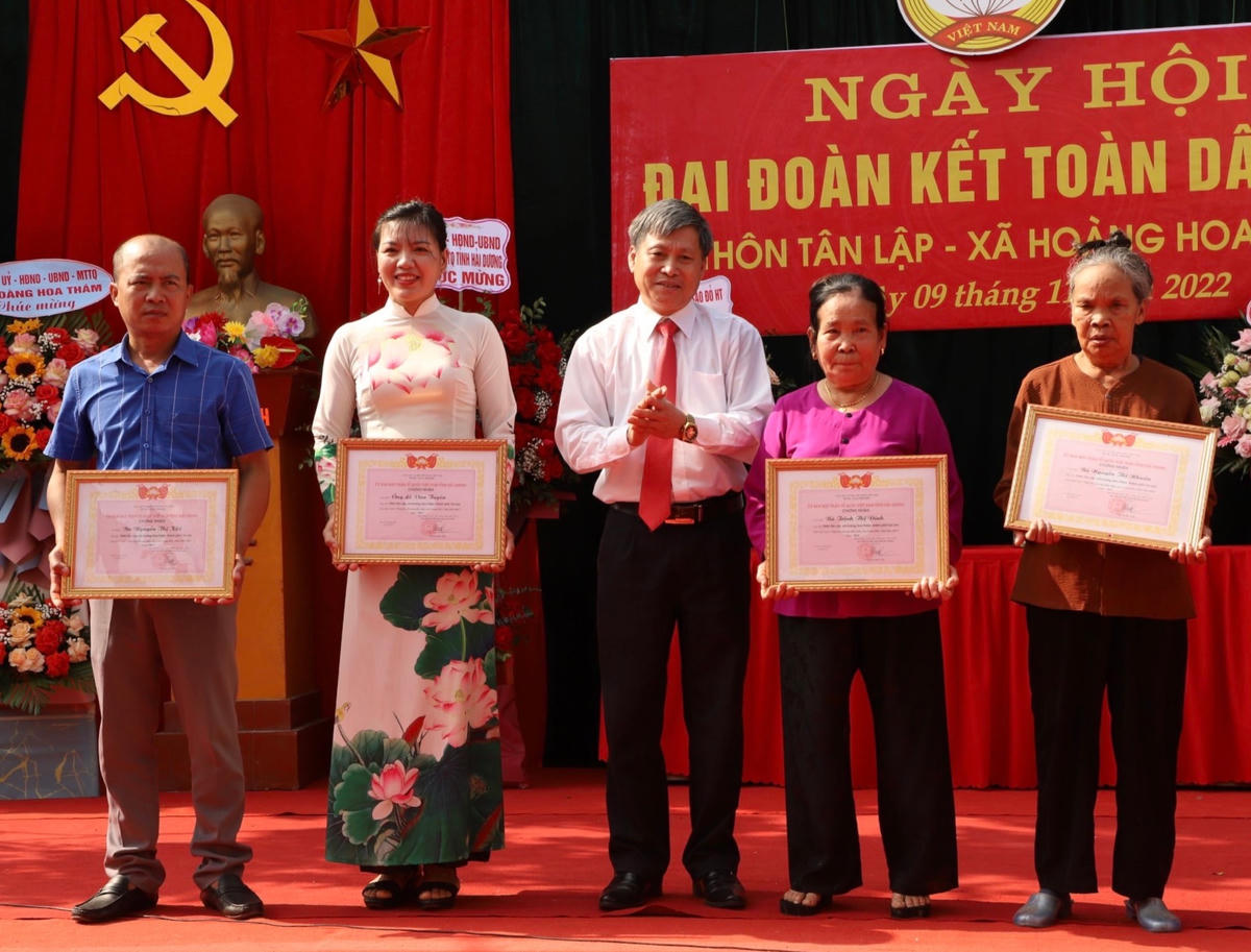 Đại diện lãnh đạo Uỷ ban MTTQ Việt Nam tỉnh Hải Dương đã tặng Bằng khen cho các gia đình ở thôn Tân Lập.