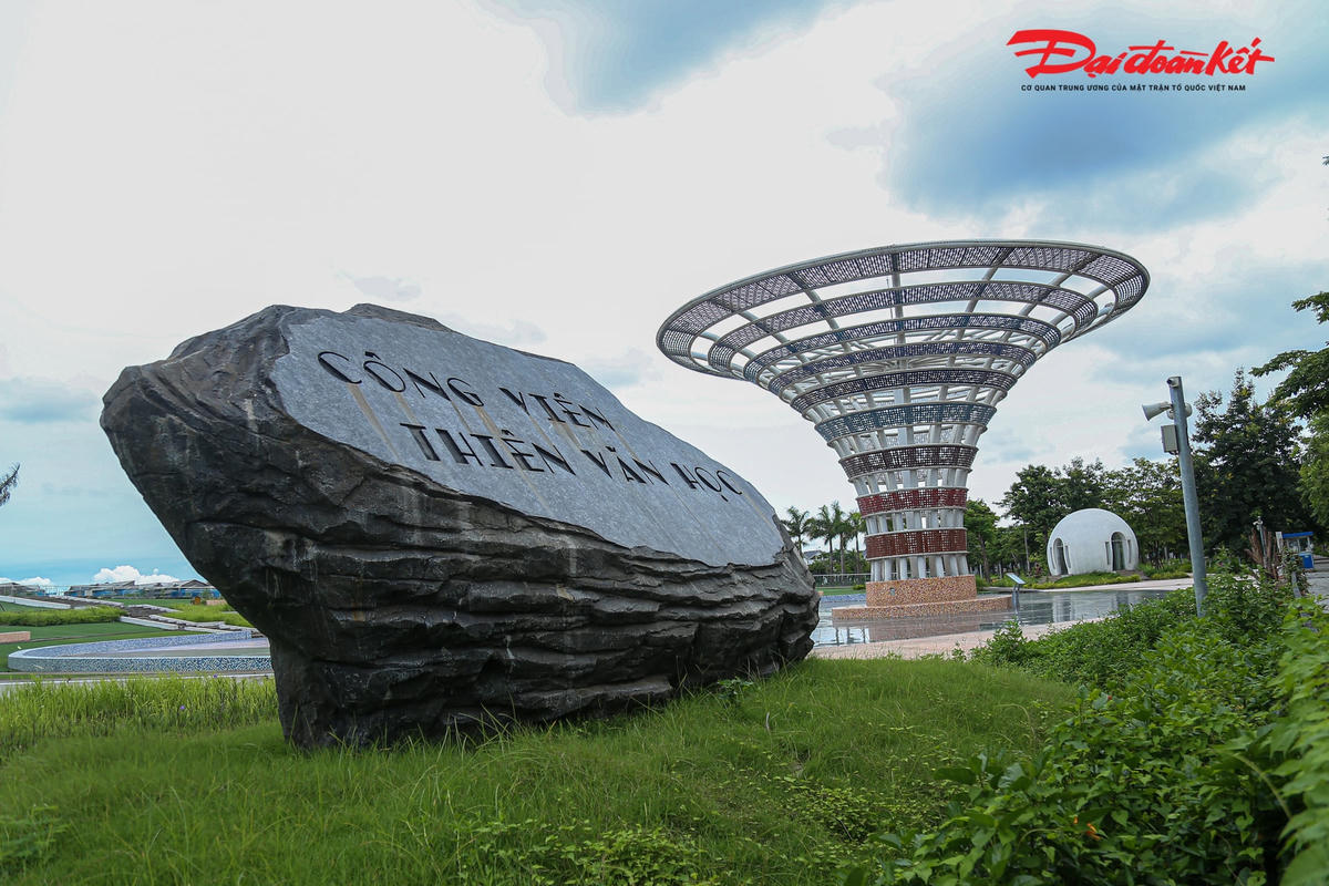 Quảng trường Zodiac hình tròn tượng trưng cho bầu trời, vòng tròn chứa 12 cung Hoàng Đạo trong thiên văn học.