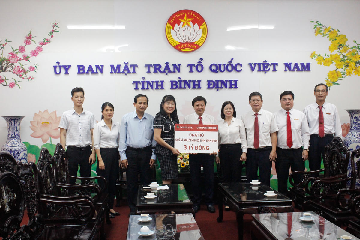 Đại diện  Ngân hàng Nông nghiệp và Phát triển nông thôn tỉnh trao bảng hỗ trợ 3 tỷ đồng cho Qũy "Vì người nghèo " tỉnh Bình Định. 