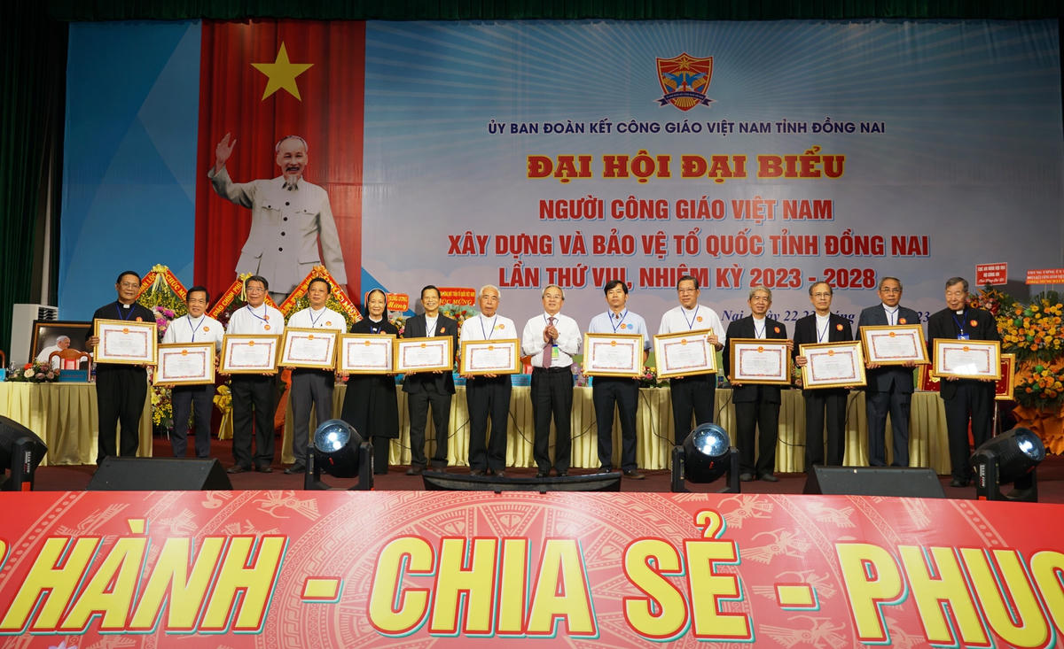 Lãnh đạo UB MTTQ Việt Nam tỉnh Đồng Nai tặng bằng khen cho tập thể, cá nhân có thành tích xuất sắc. Ảnh: Mạnh Thìn.