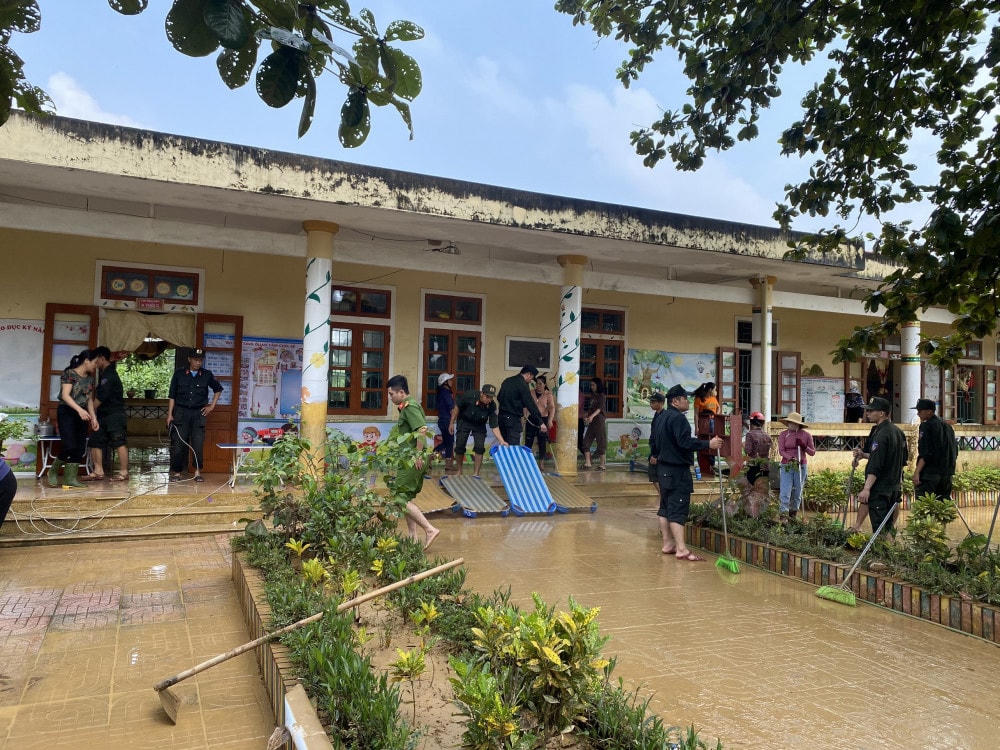 Ngày 1/11, nước lũ đang rút dần ra khỏi các khu vực ở huyện Hương Khê. Với tinh thần “nước rút tới đâu, khắc phục tới đó”, chính quyền địa phương, các chiến sĩ Công an cùng lực lượng chức năng đang tập trung cao nhất cho công tác dọn dẹp vệ sinh môi trường, sớm ổn định lại cuộc sống.