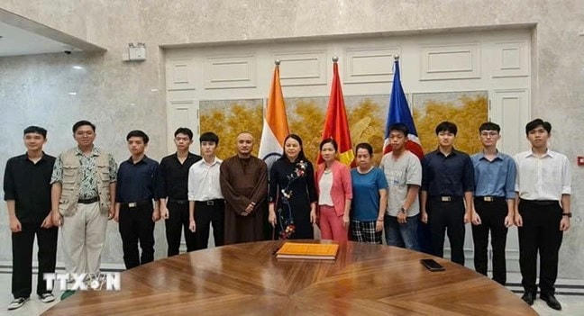 Phó Chủ tịch-Tổng Thư ký Ủy ban Trung ương MTTQ Việt Nam, bà Nguyễn Thị Thu Hà, chụp ảnh lưu niệm với đại diện cộng đồng người Việt Nam ở Ấn Độ. (Ảnh: Ngọc Thúy/TTXVN).