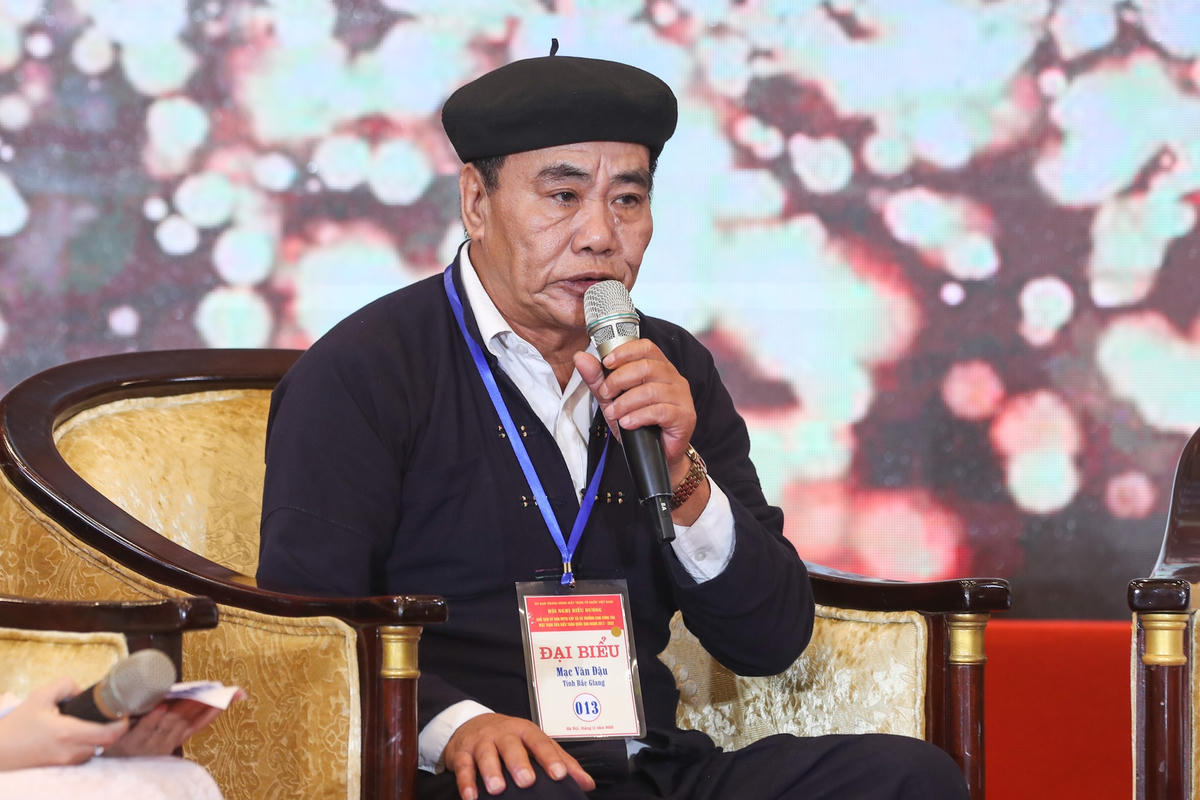 Đại biểu Mạc Văn Đậu Trưởng ban Công tác Mặt trận thôn Quán Cà, xã Biên Sơn, huyện Lục Ngạn, tỉnh Bắc Giang giao lưu tại Hội nghị.