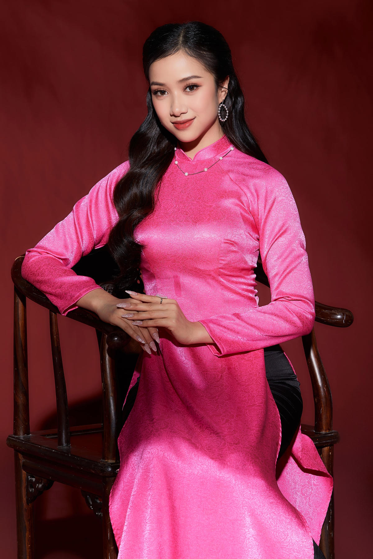 Nguyễn Ngọc Mai (SBD 122) 25 tuổi, đến từ Nam Định. Người đẹp cao 1,7 m, là sinh viên ĐH Stenden, Hà Lan, gây ấn tượng với vẻ đẹp ngọt ngào, nữ tính và có thể giao tiếp bằng nhiều thứ tiếng, đạt 8.0 IELTS và thành thạo tiếng Tây Ban Nha.