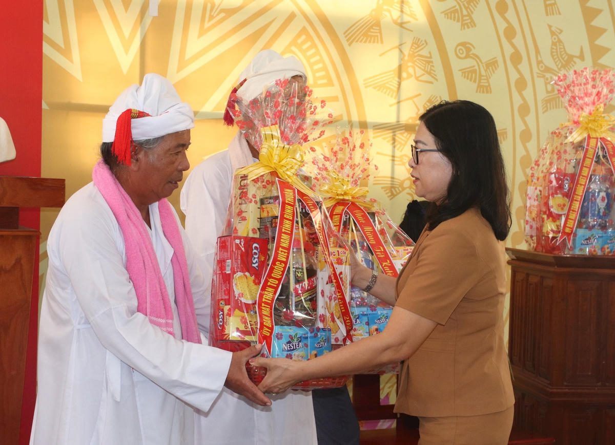 Bà Bố Thị Xuân Linh, Chủ tịch Ủy ban Mặt trận Tổ quốc Việt Nam tỉnh Bình Thuận, tặng quà cho Hội đồng chức sắc Bàlamôn giáo tỉnh Bình Thuận nhân dip Tết Katê 2023.